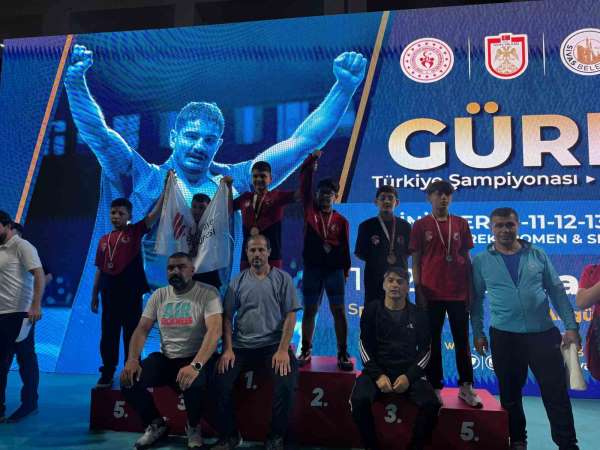 Eskişehirli güreşçiler Sivas'ta şampiyonada başarı elde etti