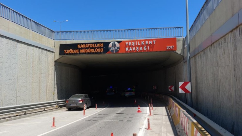 Kızlarının mezuniyet törenine giden aile 'ucube alt geçit'te kaza yaptı: 3 yaralı