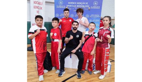 Körfez GB sporcuları madalya kürsüsünde