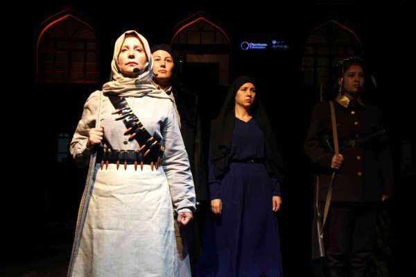 Milli mücadele kahramanı kadınların kıyafetlerini yeniden tasarlayıp defilede mankenlik yaptılar