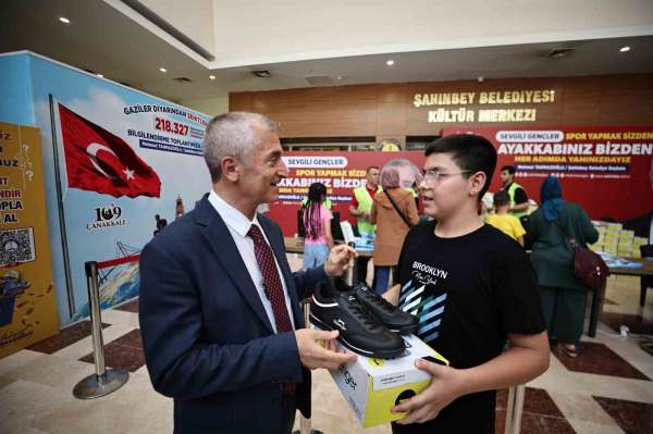 Şahinbey Belediyesi'nden öğrencilere 1 milyon 438 bin spor ayakkabısı hediye