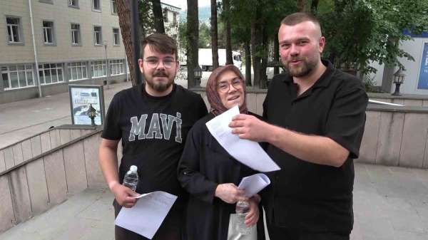 Amasya'da iki oğluyla birlikte YKS'ye giren anne: 'Haydi anne dediler'