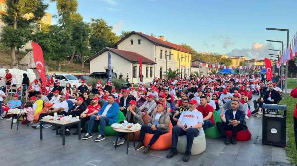 Arnavutköy'de binlerce kişi milli maç heyecanını dev ekranlarda yaşadı