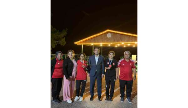 Genç güreşçiler Feke'nin gururu oldu