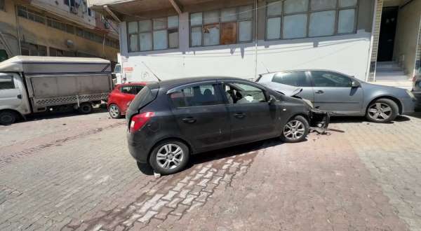 Kağıthane'de yokuştan kayan araç kaza yaptı: 4 araçta maddi hasar oluştu