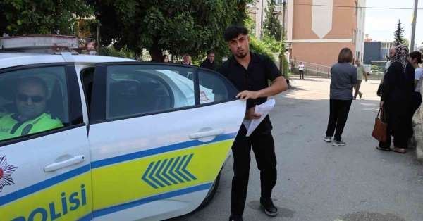 Örnek olmak için 6'ncı kez üniversite sınavına girdi, kimliğini unutan öğrenci ise polislerin yardımına rağmen