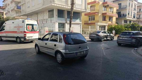 Otomobiller çarpıştı, kaza anı kameraya yansıdı