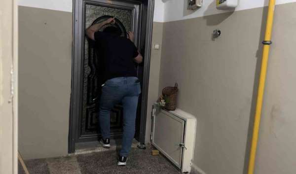 Yangın çıkarıp kendisini eve kilitledi: Ekiplerin çabasına rağmen dışarı çıkmadı