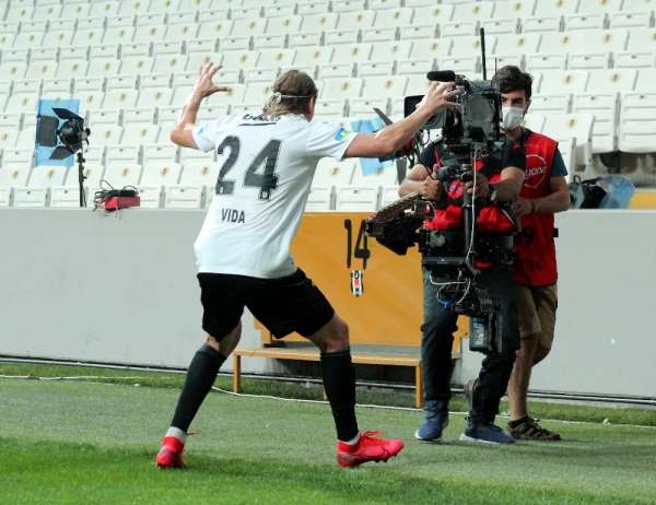 Beşiktaş'taki fare kulüpten kovuldu 