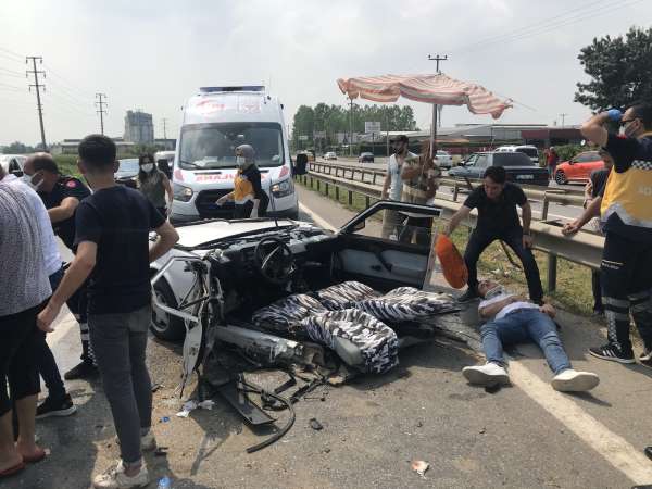 D100'de feci kaza, otomobil ikiye bölündü: 6 yaralı