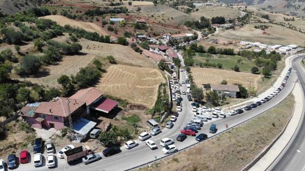 Kurban kesmek için akın ettiler, uzun araç kuyrukları oluştu