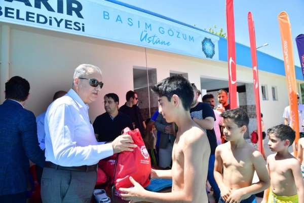 Diyarbakır'da yaz spor kurslarında eğitim gören öğrencilere malzeme desteği