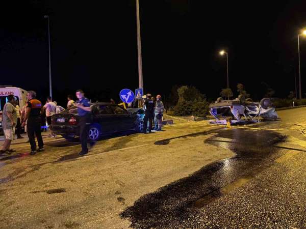 İki otomobilin çarpıştığı kazada 2'si ağır 7 kişi yaralandı