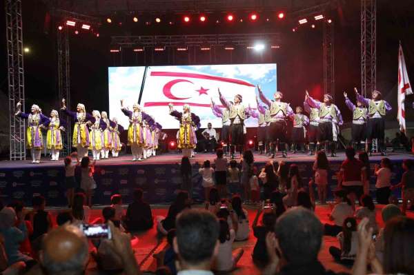 Samsun'da 'Uluslararası Halk Oyunları Festivali' coşkusu