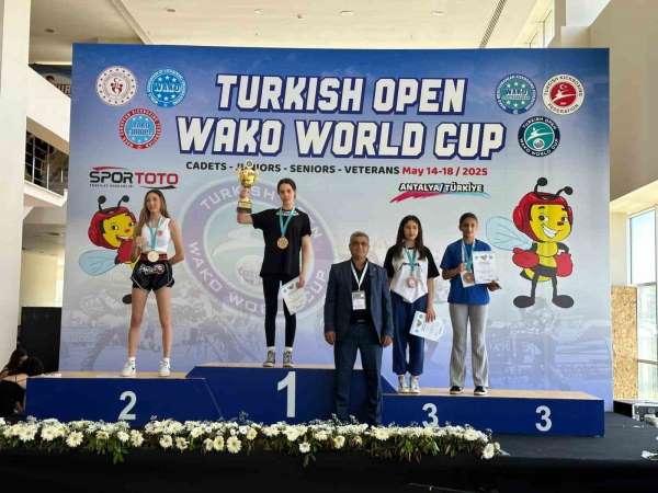 Yağmur Denizli'den kick boksta tarihi zafer