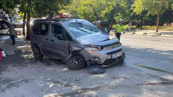Bayrampaşa'da araca çarpan su tankeri devrildi: 1 kişinin yaralandığı kaza anı kamerada