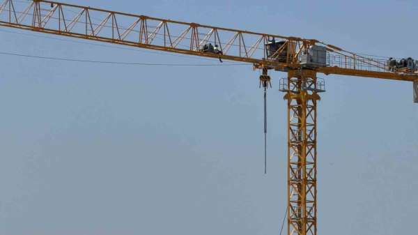 Bolu'da üniversitenin ek bina inşaatında maaş krizi: İşçi vince çıktı