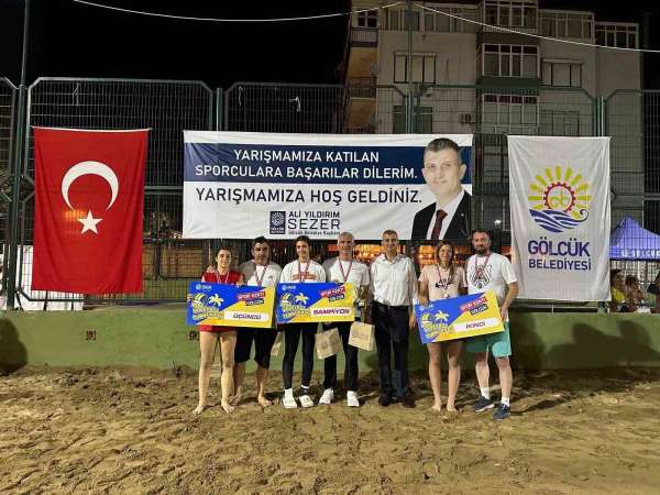 Gölcük'te 304 minik sporcunun plaj voleybolu heyecanı
