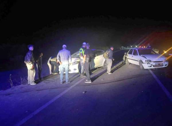 Koyun sürüsü zincirleme kazaya sebep oldu: 1'i çocuk 3 kişi yaralandı, 6 koyun telef oldu