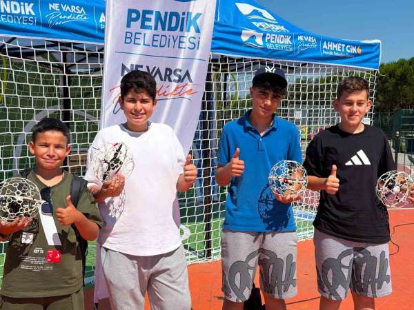 Pendik'te dronlar futbol oynadı
