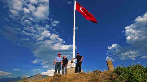 Şehit Öğretmen Neşe Alten'in adını bin 215 rakımlı tepede yaşattı: 16 metrelik Türk bayrağı dikti