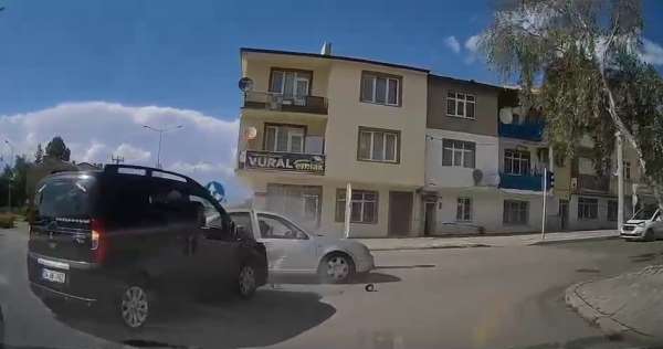 Trafik kazası anbean araç kamerasında