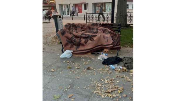 Uyuduğu bankta battaniyenin altından cansız bedeni çıktı