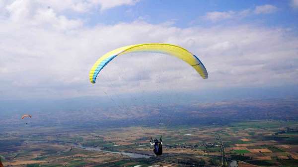 Erbaa'da yamaç paraşütü yarışları renkli görüntülere sahne oldu