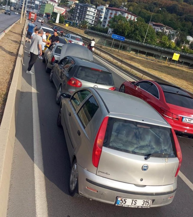 Samsun'da zincirleme trafik kazasında 5 araç birbirine girdi