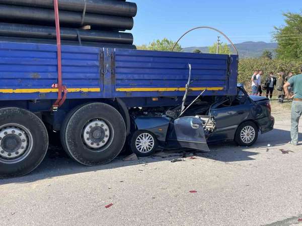 D-100'de feci kaza, tıra ok gibi saplandı: 1 ölü