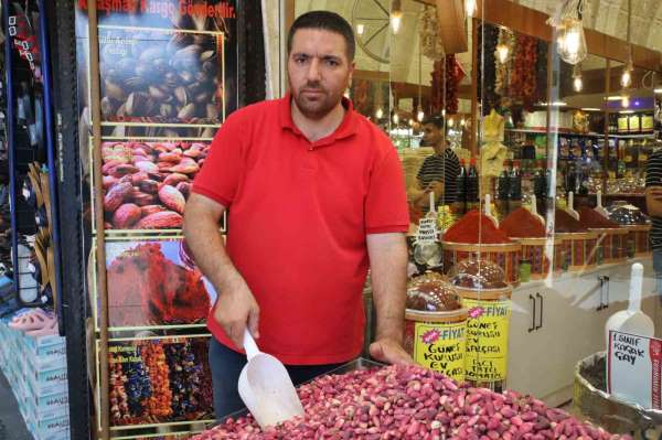 Yeni sezon mahsulü 'ben fıstıklar' tezgahlardaki yerini aldı