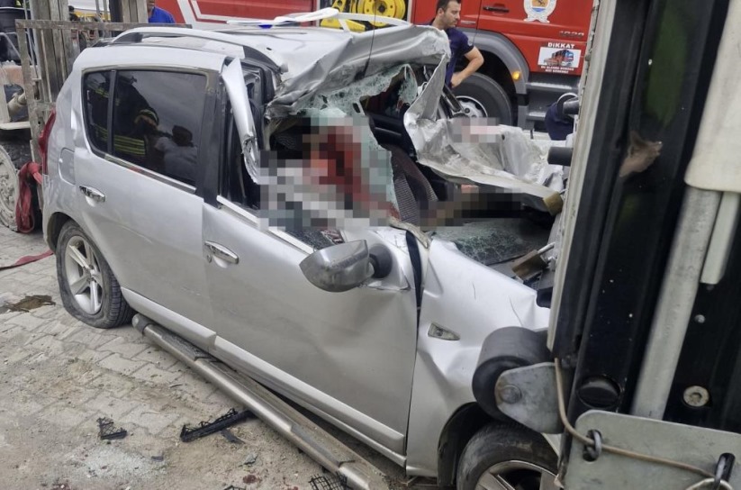 Samsun'da otomobil tırın altına girdi: 1 ölü, 3 yaralı