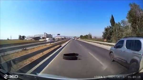 Karayoluna atılan kamyon lastiği kazaya sebep oldu, sürücü isyan etti