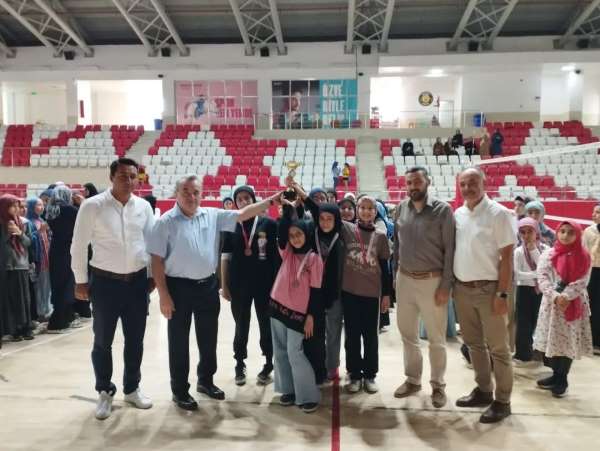Kur'an kursu öğrencileri katıldığı voleybol turnuvası