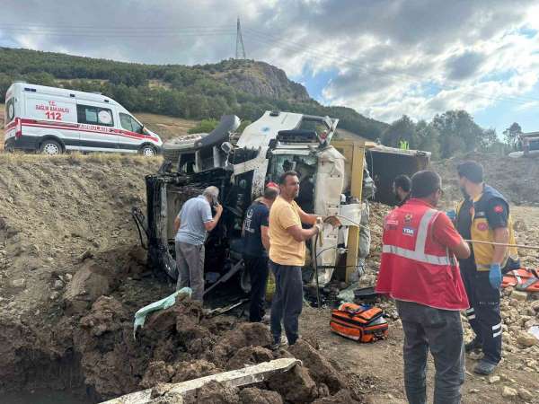 Tokat'ta hafriyat kamyonları çarpıştı, 1 sürücü ağır yaralandı