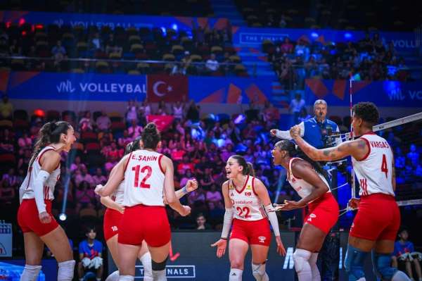 A Milli Kadın Voleybol Takımı, Avrupa Şampiyonası'nda parkeye çıkıyor