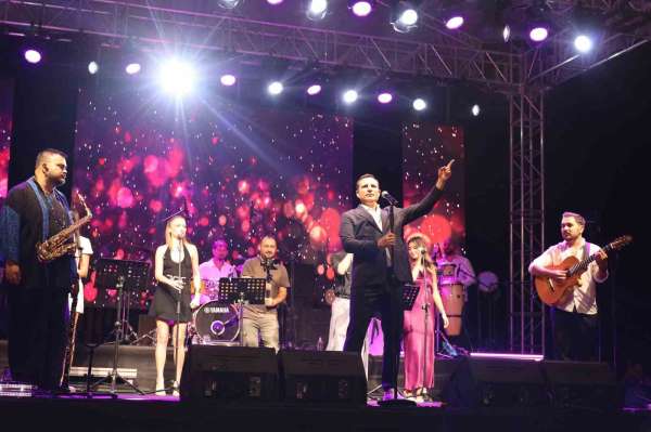 Alaçam Geyikkoşan'da Rafet El Roman rüzgarı