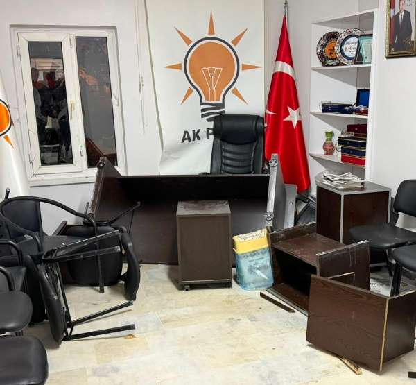 Emet'te AK Parti İlçe Başkanlığı binasına saldırı