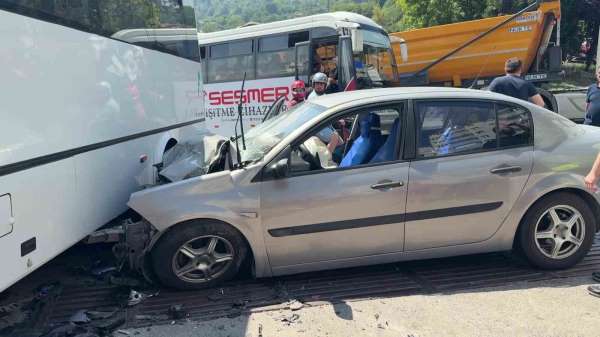 Halk otobüsü otomobille çarpıştı, kazada 7 kişi yaralandı