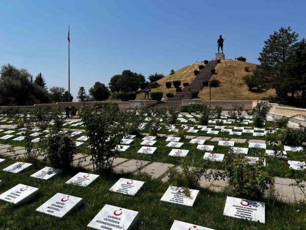 Öğrenciler 510 şehit mezarının taşını okul atölyesinde yapıp mezarları yenilediler