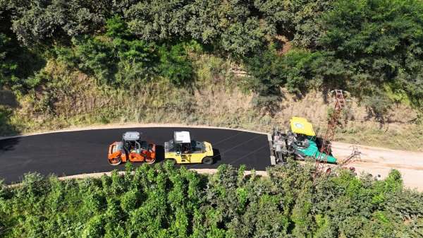 Ordu Büyükşehir, 2 ilçede mahalleleri bağlayan yolu sıcak asfaltla buluşturdu