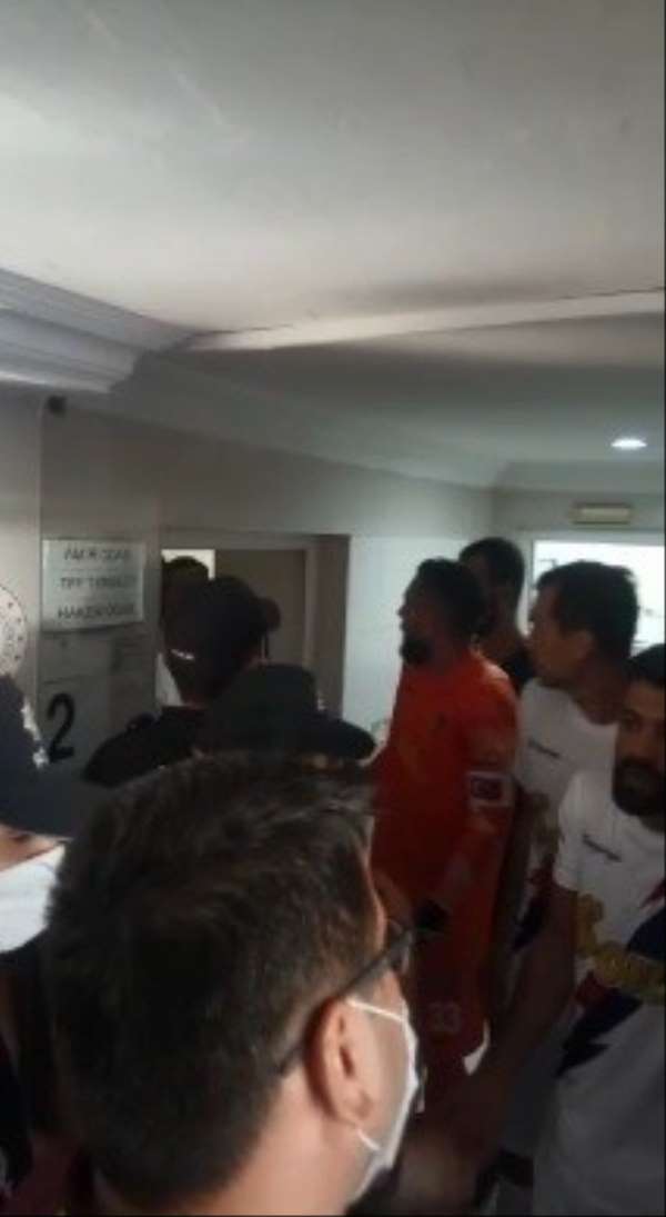 Futbolcular hakem odasına girmeye kalktı