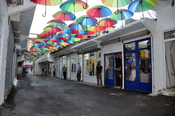 Yüksekova'da 'Şemsiyeli Halk Pazarı' açıldı 