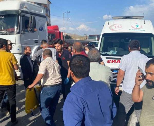 Tatvan'da feci kaza: Önce araç çarptı ardından tırın altında kaldı