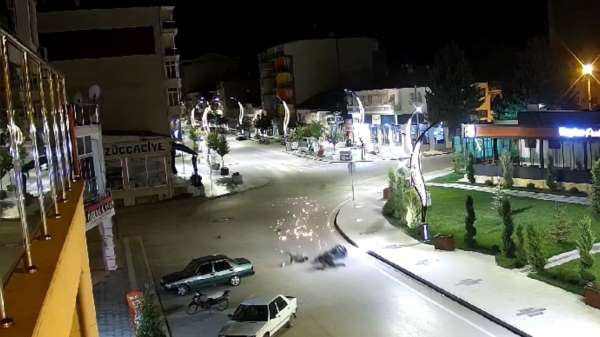 Burdur'da kaldırıma çarpan motosikletin 100 metre sürüklendiği kaza kamerada