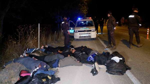Polisin 'dur' ihtarına uymayan göçmen kaçakçıları kaza yaptı, 9 göçmen yakalandı