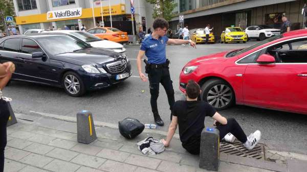 Taksim'de hatalı sollama kazaya neden oldu: Motosiklet ile lüks araç birbirine girdi