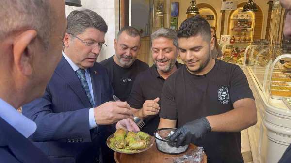 Bakan Tunç'a Antalya'da esnaf sevgisi: Tatlı ikramı ve Antalyaspor atkısı