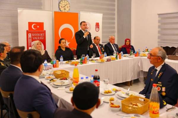 Bayburt'ta şehit aileleri ve gaziler onuruna yemek verildi