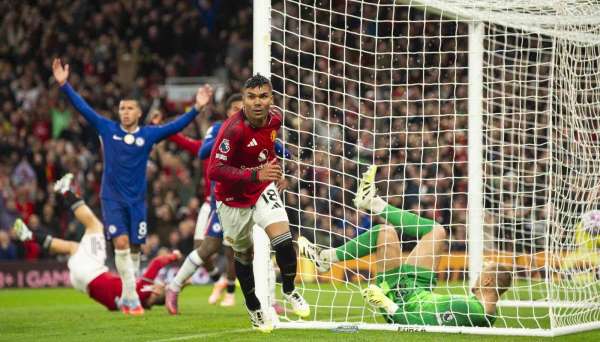 Manchester United, Chelsea'yi 2-1 mağlup etti